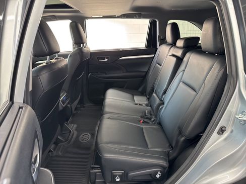 Used 2018 Toyota Highlander XLE image 41