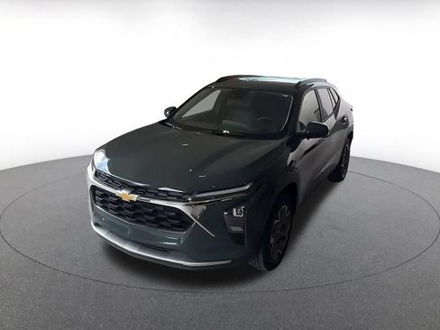 Used 2025 Chevrolet Trax LT w/ LT Convenience Package FWD image 7