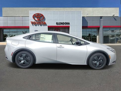 New 2026 Toyota Prius Plug-In Hybrid FWD image 2