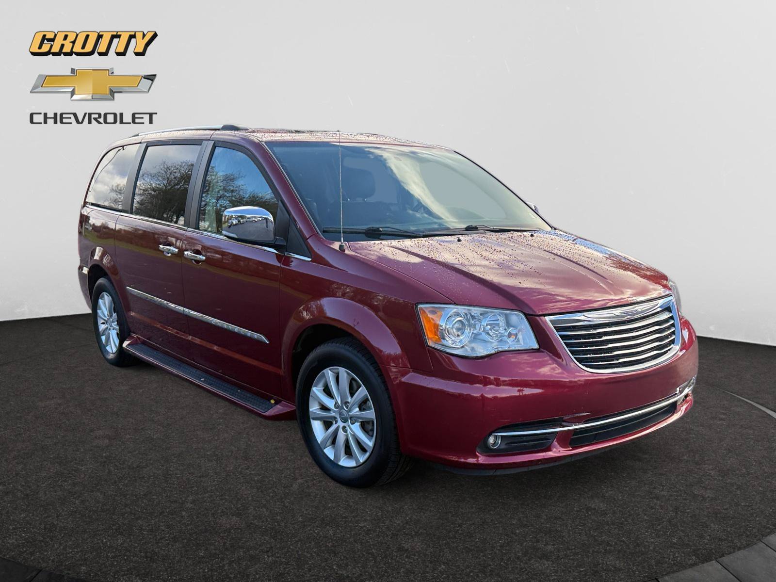 Used 2016 Chrysler Town & Country Limited Platinum FWD image 7