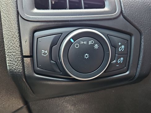 Used 2018 Ford Focus SE FWD image 18