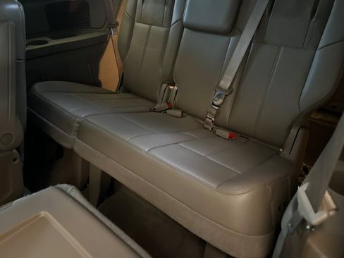 Used 2012 Chrysler Town & Country Limited w/ Luxury Group FWD image 16