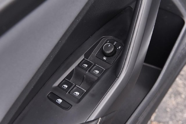 Used 2025 Volkswagen Jetta SE FWD image 8