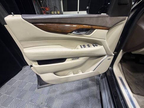 Used 2016 Cadillac Escalade Luxury AWD/4WD image 13