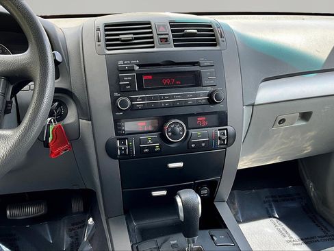 Used 2009 Kia Borrego LX w/ Convenience Pkg image 9