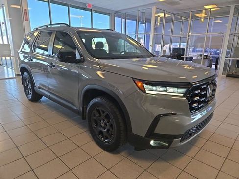 Used 2025 Honda Pilot TrailSport image 2