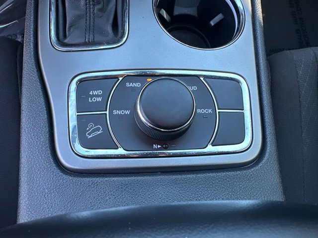 Used 2019 Jeep Grand Cherokee Laredo AWD/4WD image 6