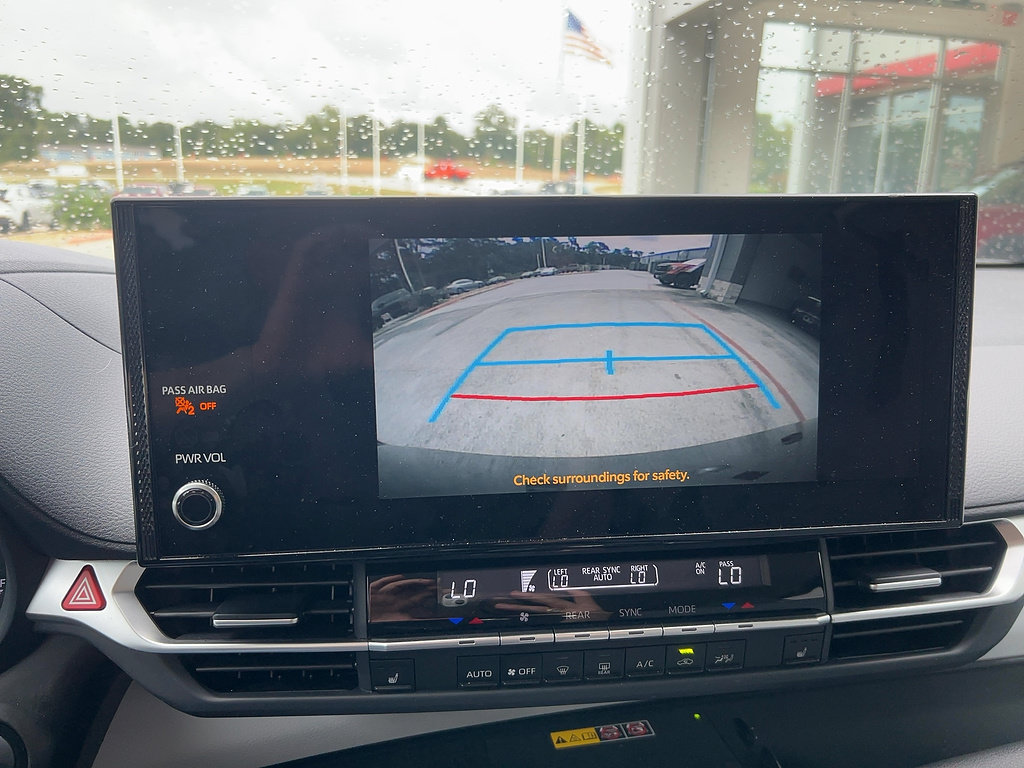 Used 2025 Toyota Sienna XLE FWD image 12