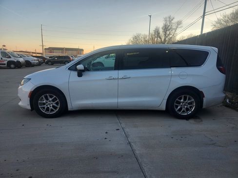 Used 2022 Chrysler Voyager LX image 2