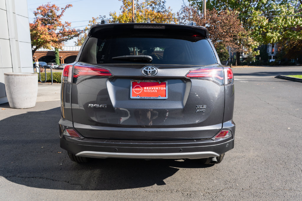 Used 2018 Toyota RAV4 XLE AWD/4WD image 5