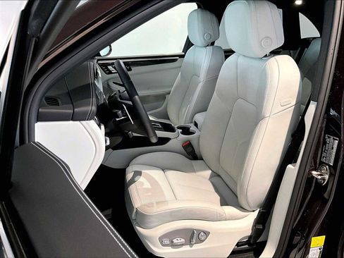 Used 2025 Porsche Macan image 8