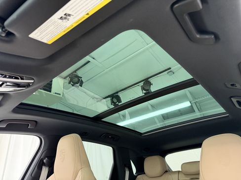 Certified 2023 Porsche Cayenne Platinum Edition image 35