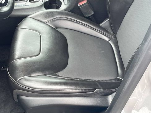 Used 2019 Jeep Cherokee Latitude Plus AWD/4WD image 19