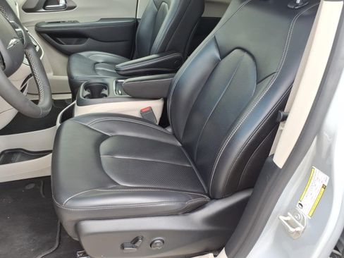 Used 2023 Chrysler Pacifica Touring-L FWD image 10