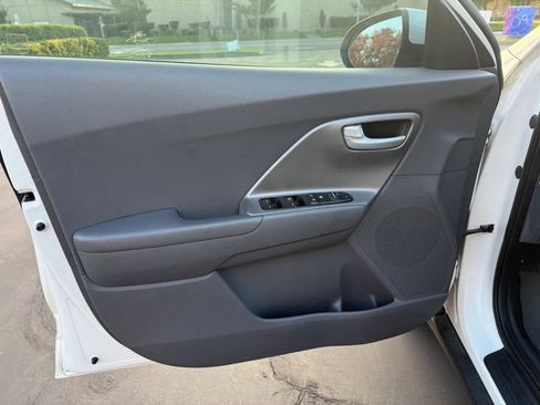 Used 2017 Kia Niro LX image 9