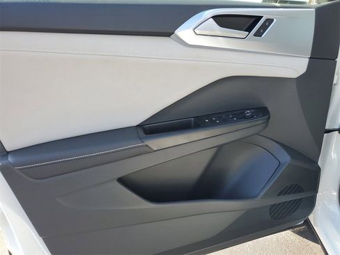 New 2026 Volkswagen Taos SE image 17