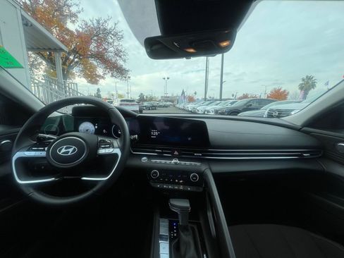 Used 2025 Hyundai Elantra SEL image 33