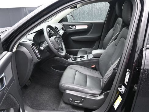 Used 2021 Volvo XC40 T5 Momentum w/ Premium Package AWD/4WD image 9