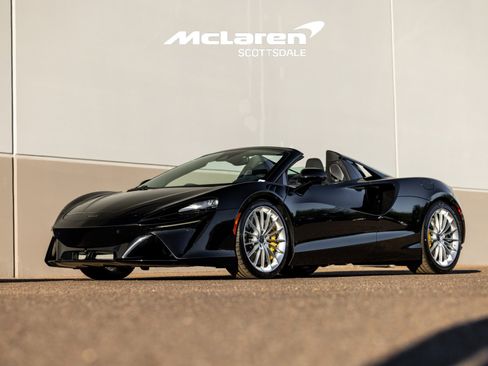 Used 2025 McLaren Artura Spider image 5