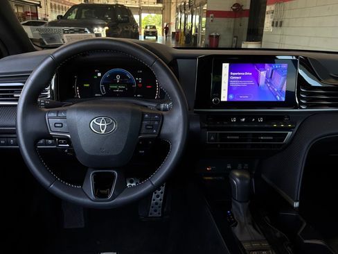 Used 2025 Toyota Camry SE FWD image 14
