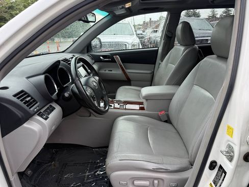 Used 2011 Toyota Highlander Limited w/ Tow Pkg AWD/4WD image 24