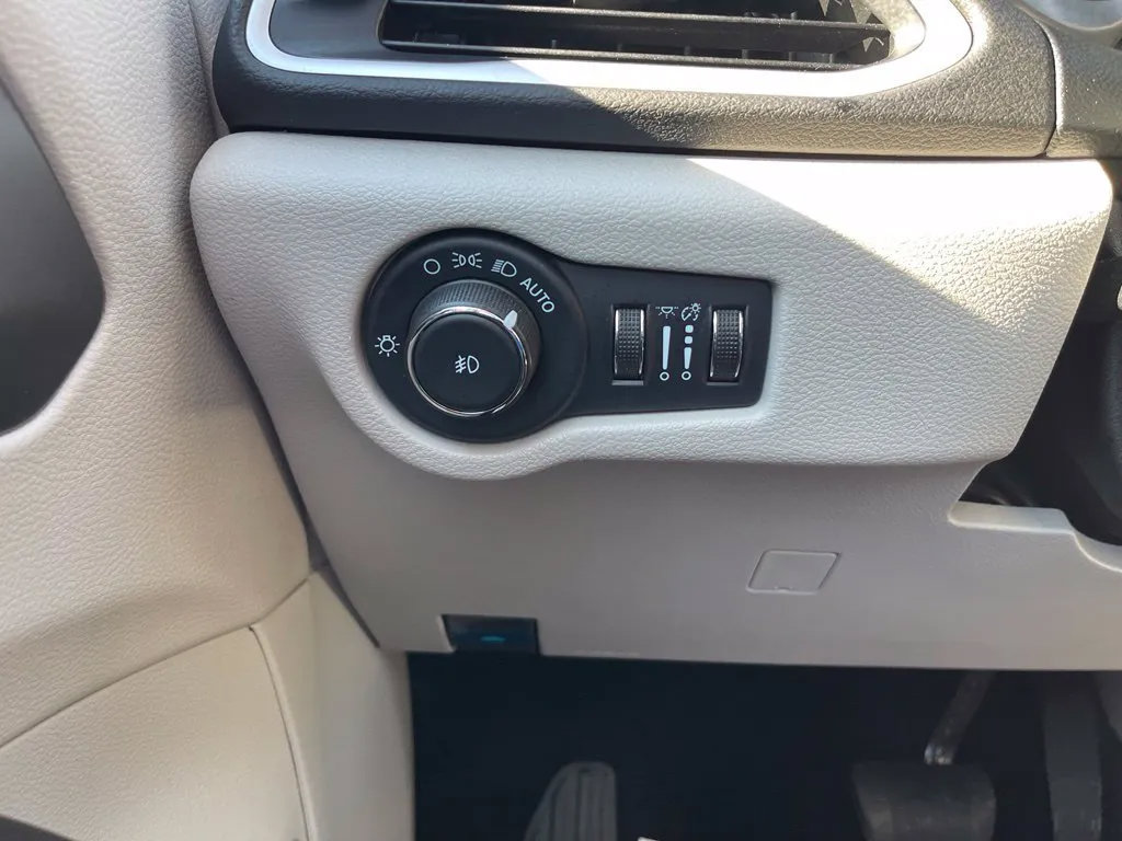 Used 2024 Chrysler Pacifica Touring-L FWD image 33
