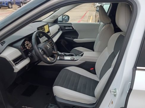 Used 2025 Mitsubishi Outlander SE image 3