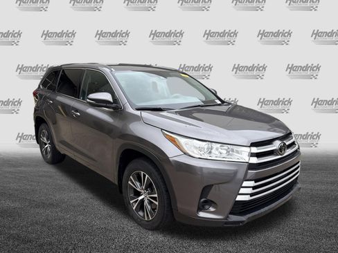 Used 2017 Toyota Highlander LE AWD/4WD image 3