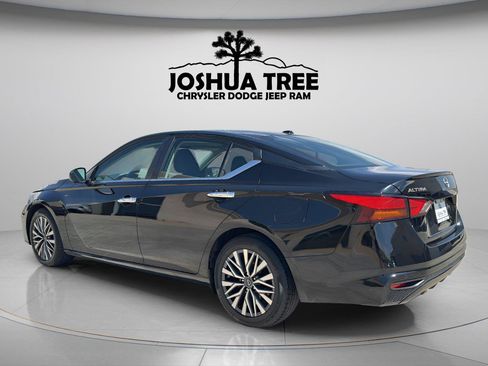 Used 2023 Nissan Altima 2.5 SV FWD image 5