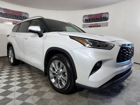 Used 2024 Toyota Highlander Limited FWD image 1