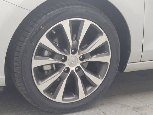 Used 2019 Hyundai Elantra GT image 31