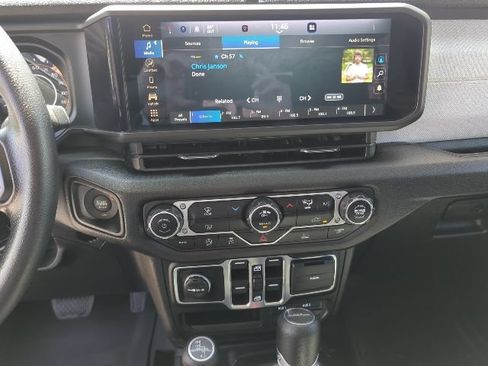 Certified 2025 Jeep Gladiator Sport AWD/4WD image 9