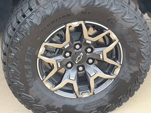 Used 2023 Chevrolet Colorado Z71 w/ Z71 Convenience Package 2 AWD/4WD image 11