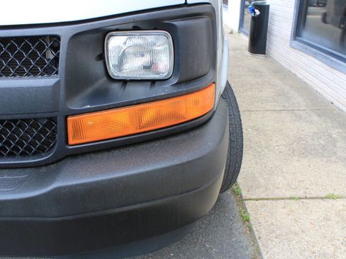 Used 2017 Chevrolet Express 2500 RWD image 3