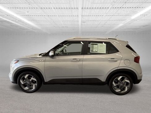 Used 2025 Hyundai Venue SEL FWD image 2