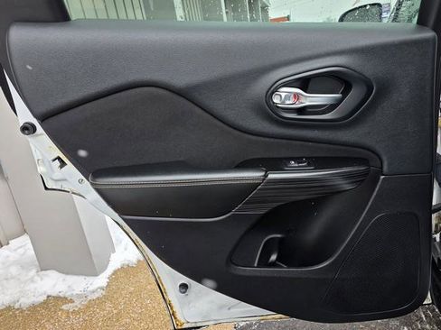 Used 2014 Jeep Cherokee Sport image 19