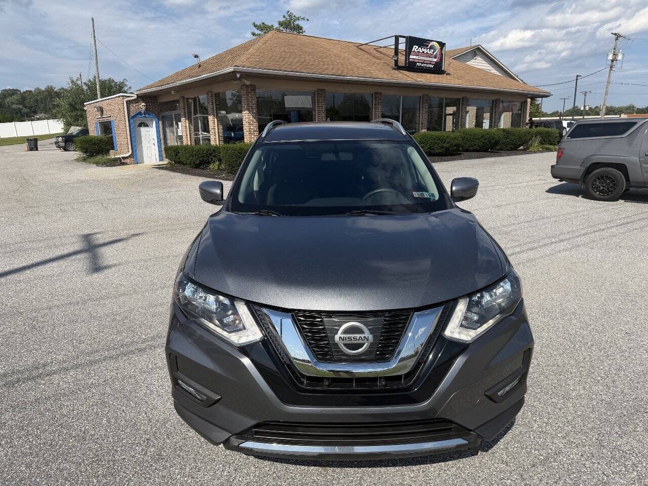 Used 2017 Nissan Rogue SV AWD/4WD image 2