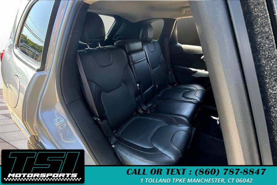 Used 2017 Jeep Cherokee Overland AWD/4WD image 27