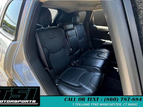 Used 2017 Jeep Cherokee Overland AWD/4WD image 27