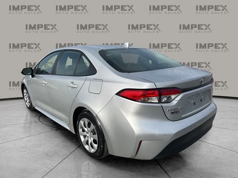 Used 2025 Toyota Corolla LE image 3