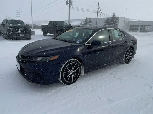 Used 2021 Toyota Camry SE w/ Cold Weather Package image 4