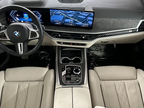 Used 2025 BMW X7 M60i image 3