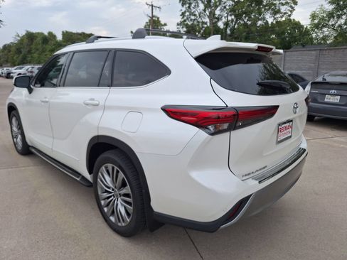 Used 2021 Toyota Highlander Platinum FWD image 4