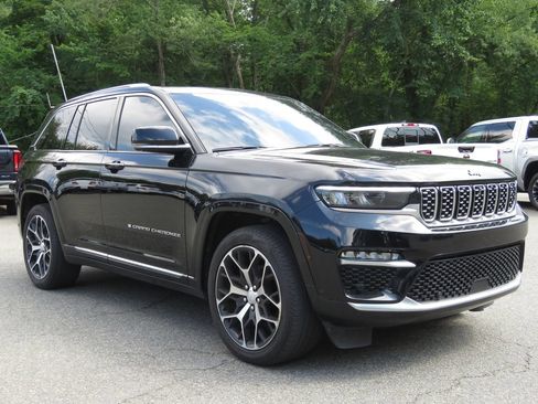 Used 2023 Jeep Grand Cherokee Summit AWD/4WD image 3