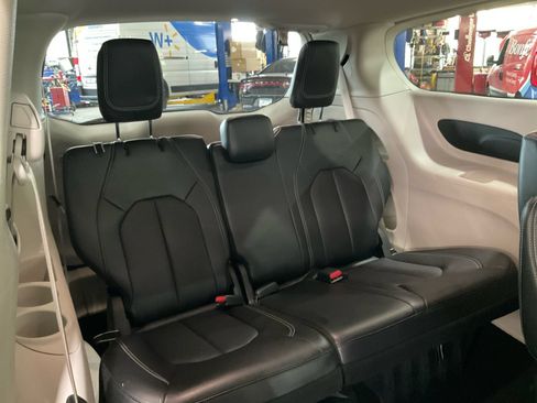 Used 2023 Chrysler Pacifica Touring-L FWD image 20