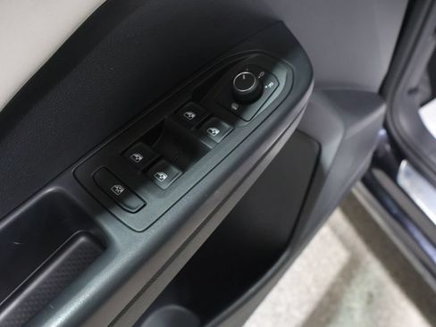 Used 2025 Volkswagen Taos SE AWD/4WD image 14