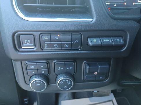 Used 2022 Chevrolet Tahoe High Country w/ Premium Package image 16