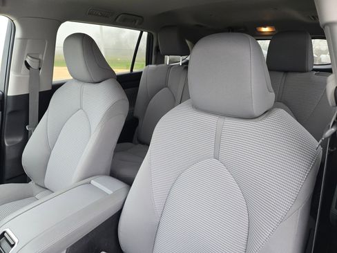 Used 2023 Toyota Highlander L image 9