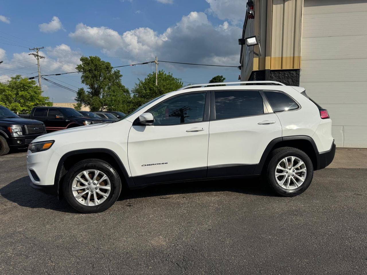 Used 2021 Jeep Cherokee Latitude AWD/4WD image 2