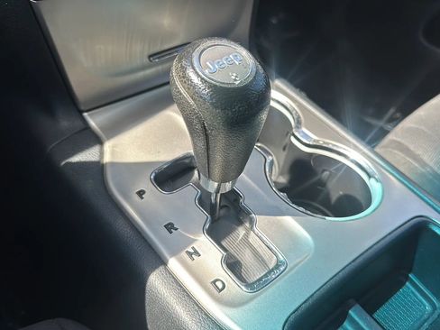 Used 2011 Jeep Grand Cherokee Laredo image 2